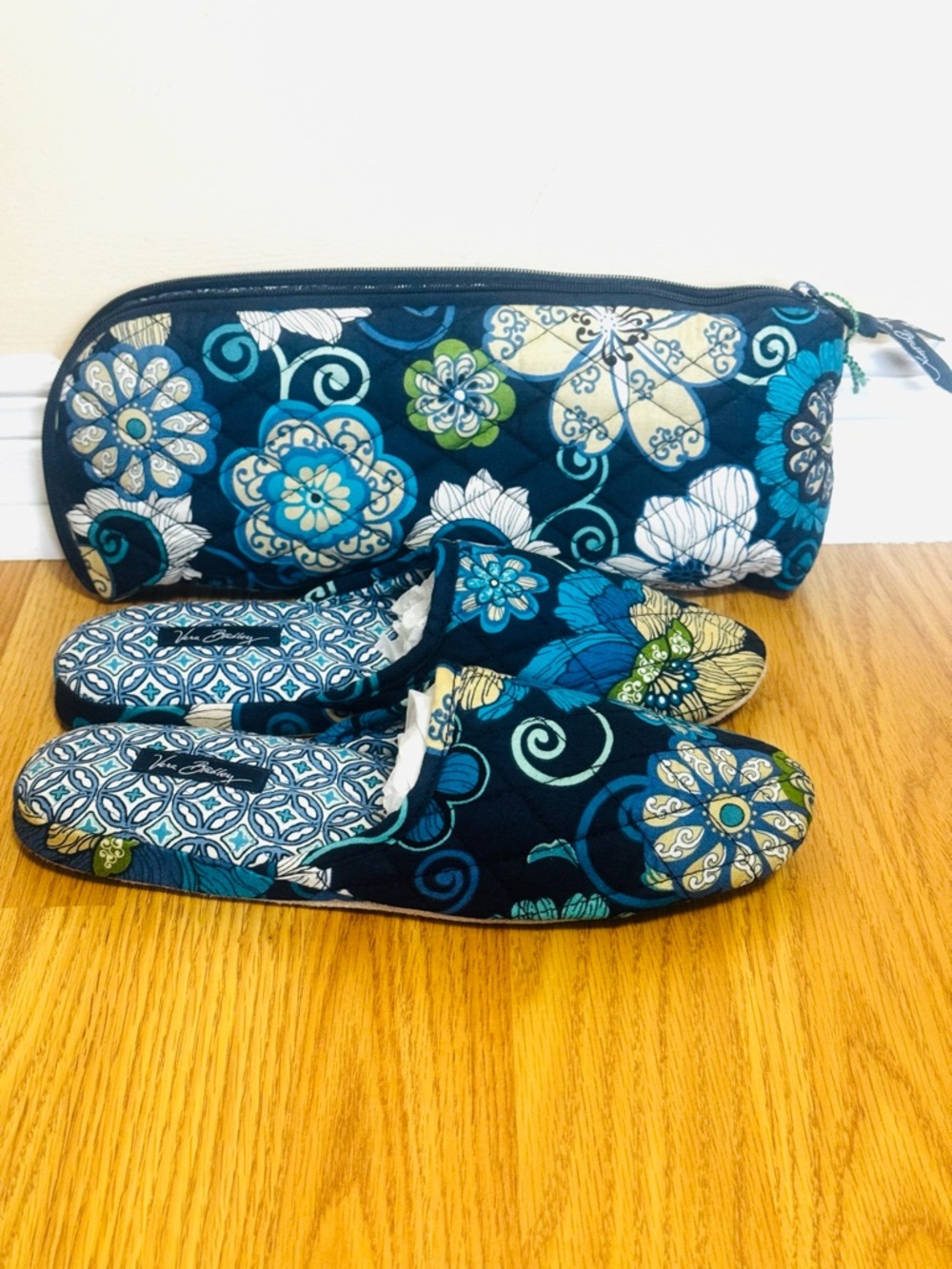 Brand New Vera Bradley Quilted Slippers with Travel Bag Size 7-8 ( Without Tag)